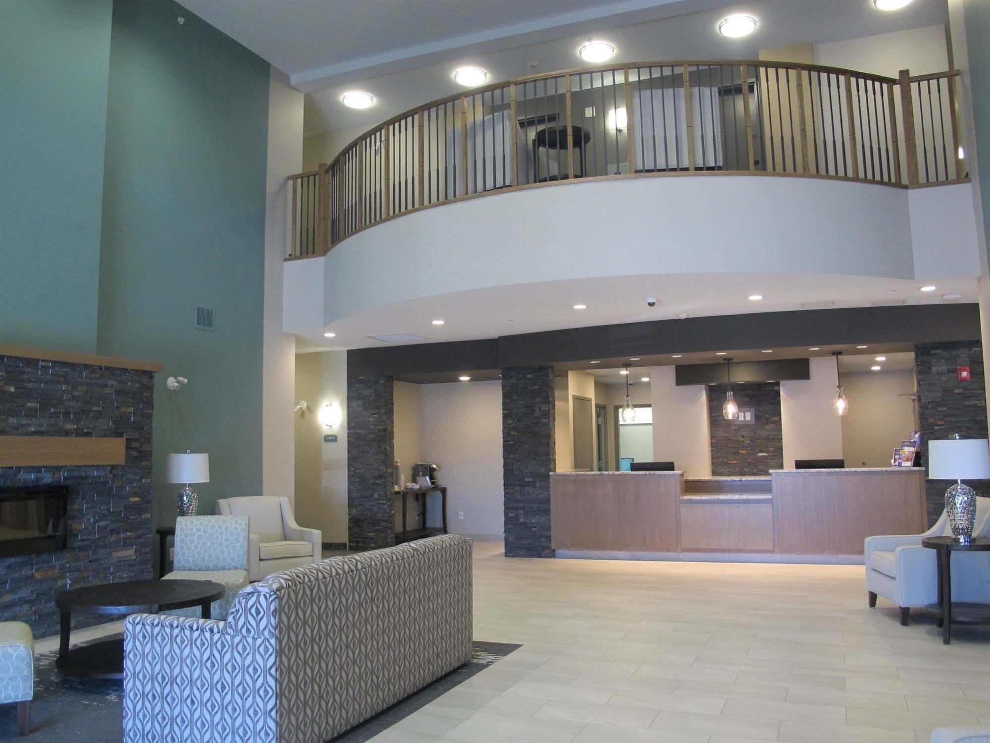 Best Western Plus Chestermere Hotel Buitenkant foto