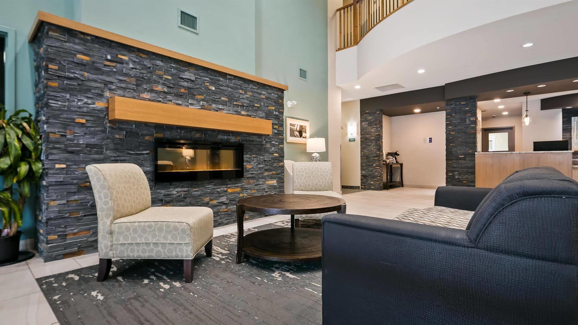 Best Western Plus Chestermere Hotel Buitenkant foto