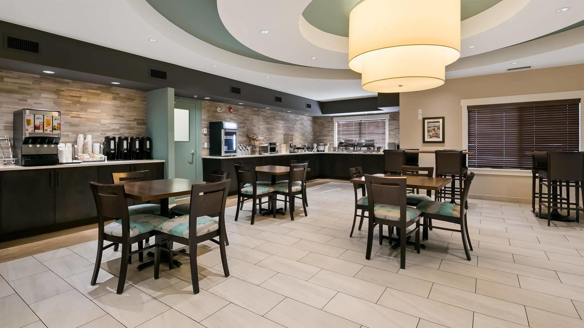 Best Western Plus Chestermere Hotel Buitenkant foto