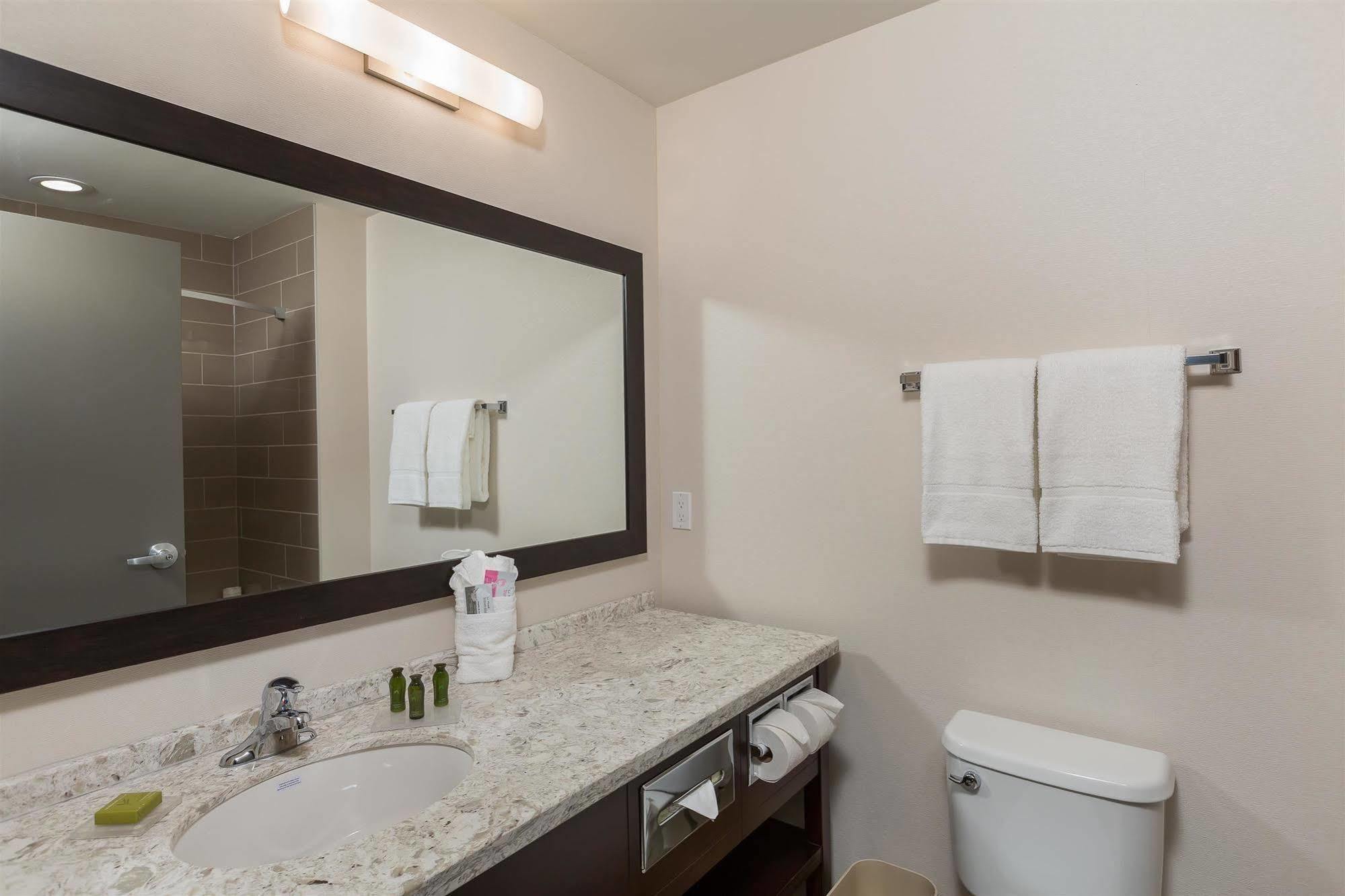 Best Western Plus Chestermere Hotel Buitenkant foto