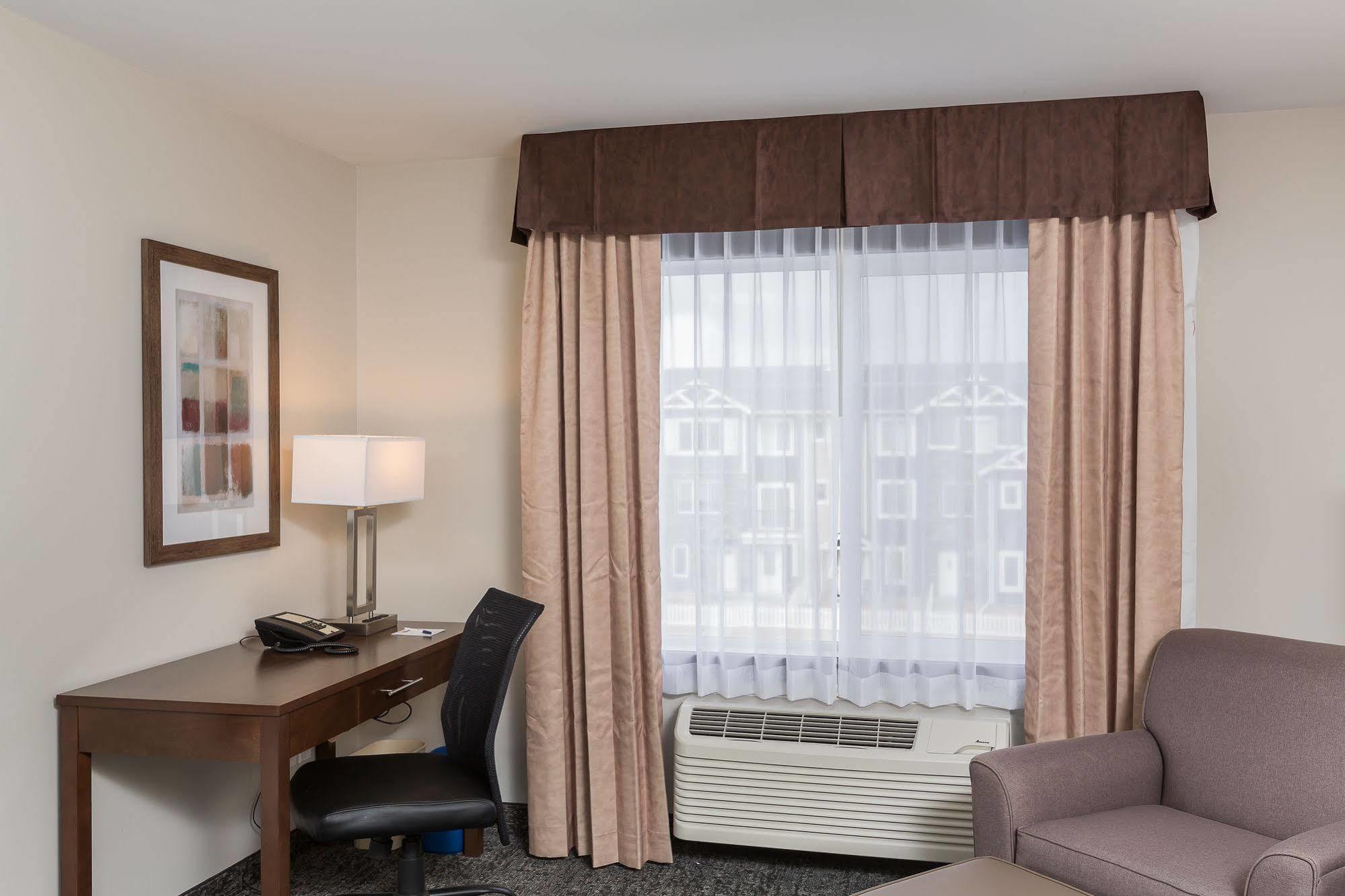 Best Western Plus Chestermere Hotel Buitenkant foto